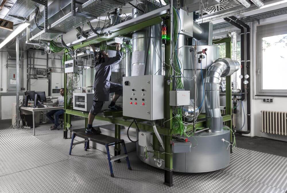 Flexibel einsetzbarer Teststand zur Charakterisierung und Untersuchung von Eintank-Speicherkonzepten auf Salzschmelzebasis für Temperaturen bis 550 °C..