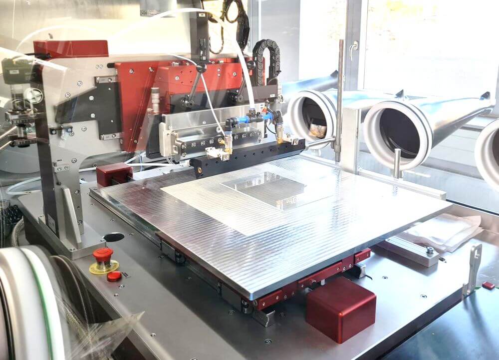 Mit einem automatischen Schlitzdüsenbeschichtungsgerät können Perowskit- und andere funktionale Schichten skalierbar aus Lösung abgeschieden werden. Dies ist auch unter Schutzgasatmosphäre möglich.