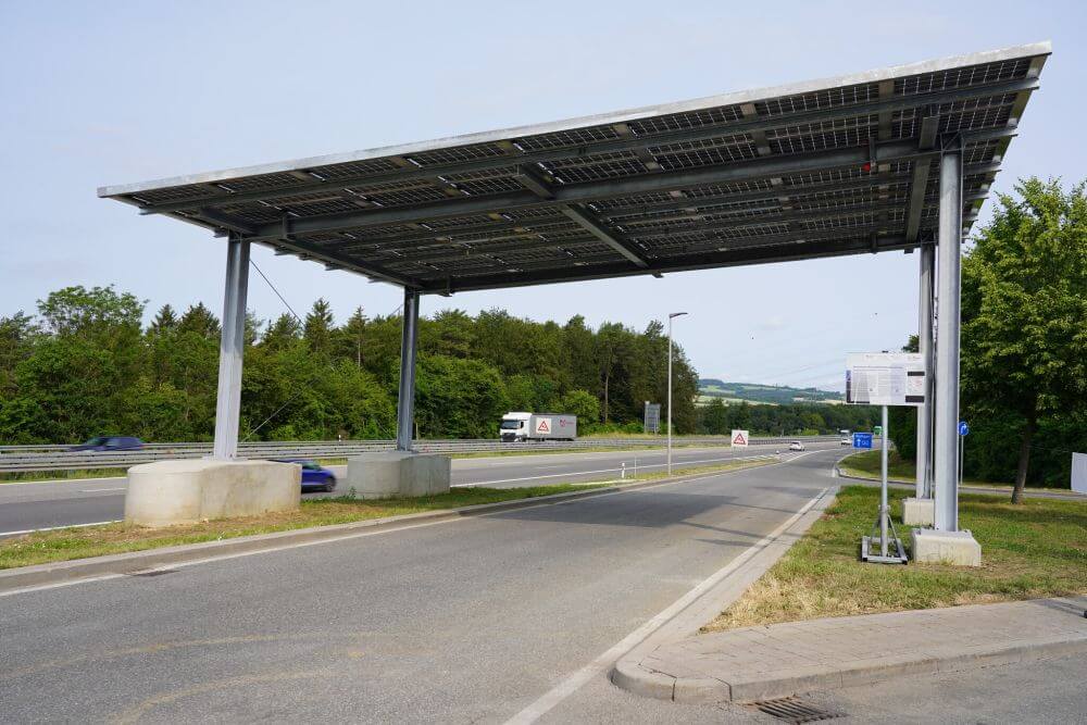 Pilotinstallation an der Autobahnauffahrt zu der Raststätte »Im Hegau Ost« an der A81 mit einer Fahrbahnüberdachung von Solarmodulen.