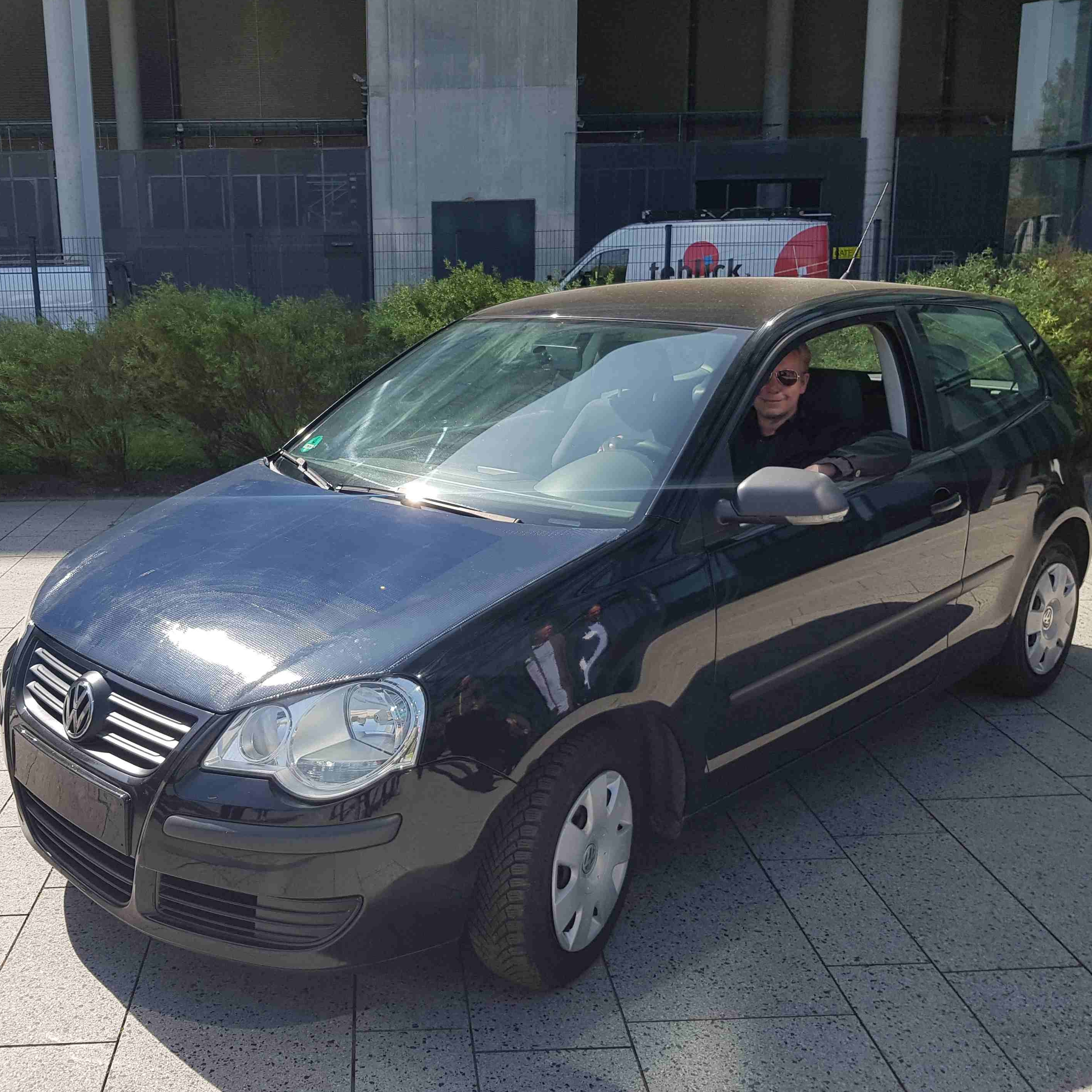 PKW-mit-solarer-Motorhaube