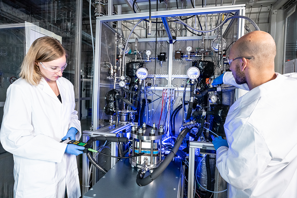 Selbstentwickelter, vollautomatisierter PEM-Elektrolyse-Stackteststand zur Charakterisierung von Shortstacks mit bis zu 1500 A Stromstärke.
