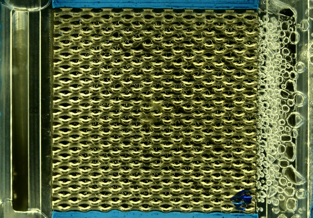 In-Plane und Through-Plane-Charakterisierung von Zweiphasenströmungen in PEM-Elektrolysezellen.