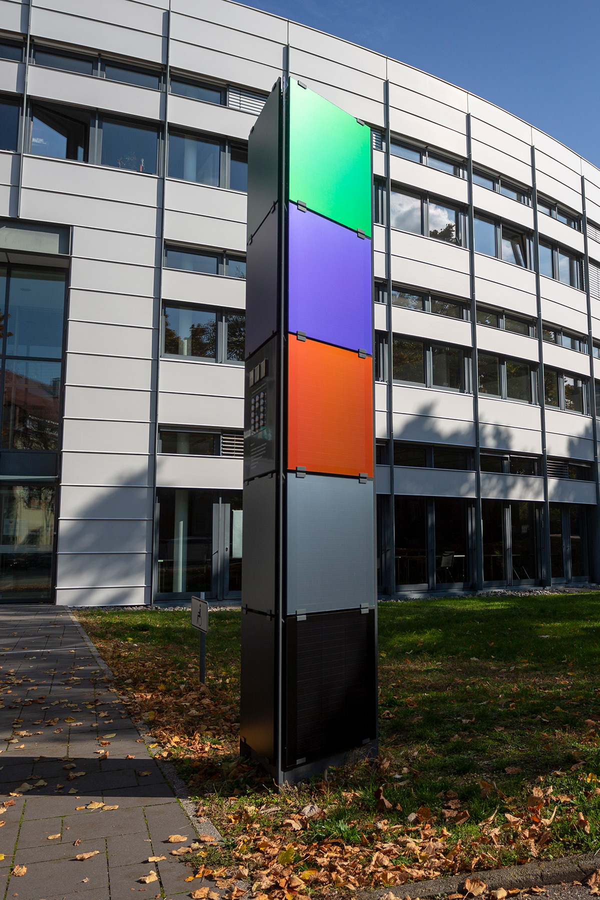 Pilotinstallation von MorphoColor® Farbschichten an der BIPV-Demonstrations-Stele vor dem Hauptgebäude des Fraunhofer ISE in Freiburg.