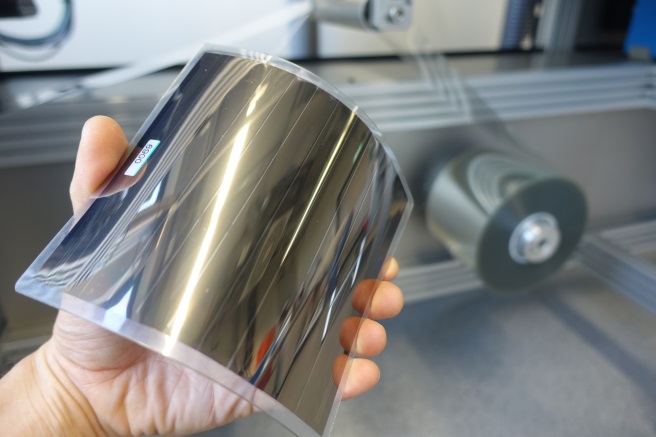 Flexibel Solarzelle zur Stromversorgung von Bauteilen, Geräten und Sensoren. ©Enerthing GmbH