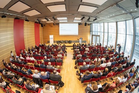 Teilnehmerinnen und Teilnehmer des Energiesymposiums im dbb forum berlin