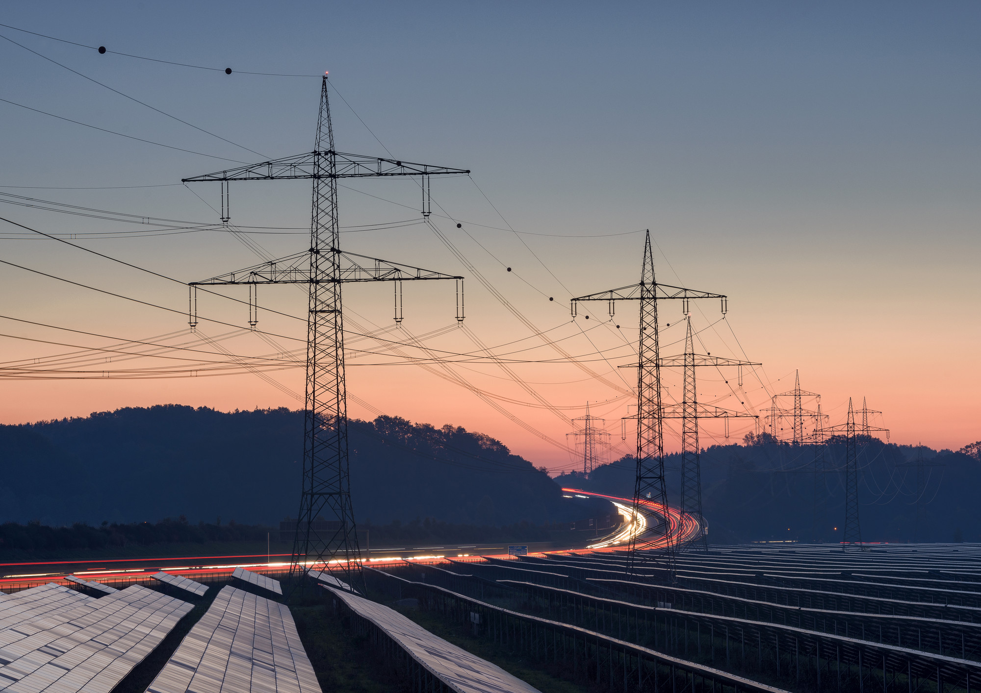 Die deutsche Netzinfrastruktur wird in Zukunft von einem Mix dezentraler und zentraler Lösungen geprägt sein. Die deutsche Netzinfrastruktur wird in Zukunft von einem Mix dezentraler und zentraler Lösungen geprägt sein.