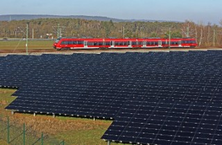 PV-Freiflächenanlage entlang einer Bahnlinie PV-Freiflächenanlage entlang einer Bahnlinie