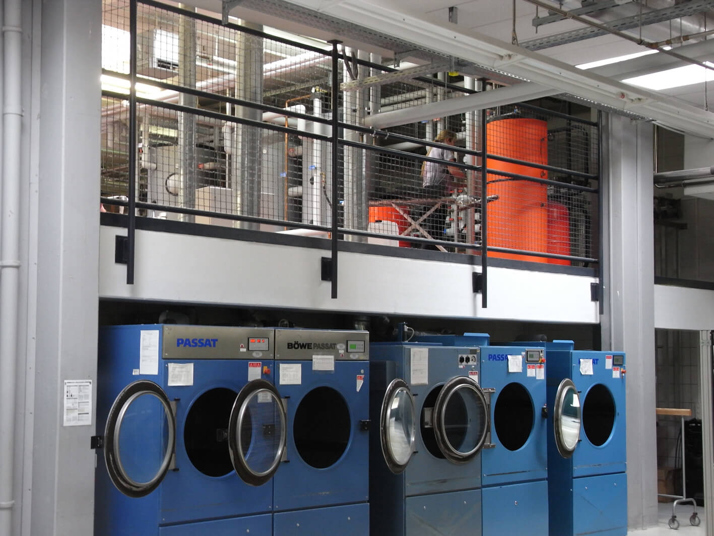 Das Fraunhofer ISE entwickelt ein Branchenkonzept für die Nutzung von Solarwärme in Wäschereien. Solarthermische Anlagen werden in die Betriebe integriert, um einen Teil des Wärmebedarfs einzelner Prozesse zu decken. Oben im Foto zu sehen sind die Speicher einer Solaranlage, die Wärme für Kessel-Zusatzwasser, Kessel-Speisewasser und Waschmaschinen bereitstellt. 