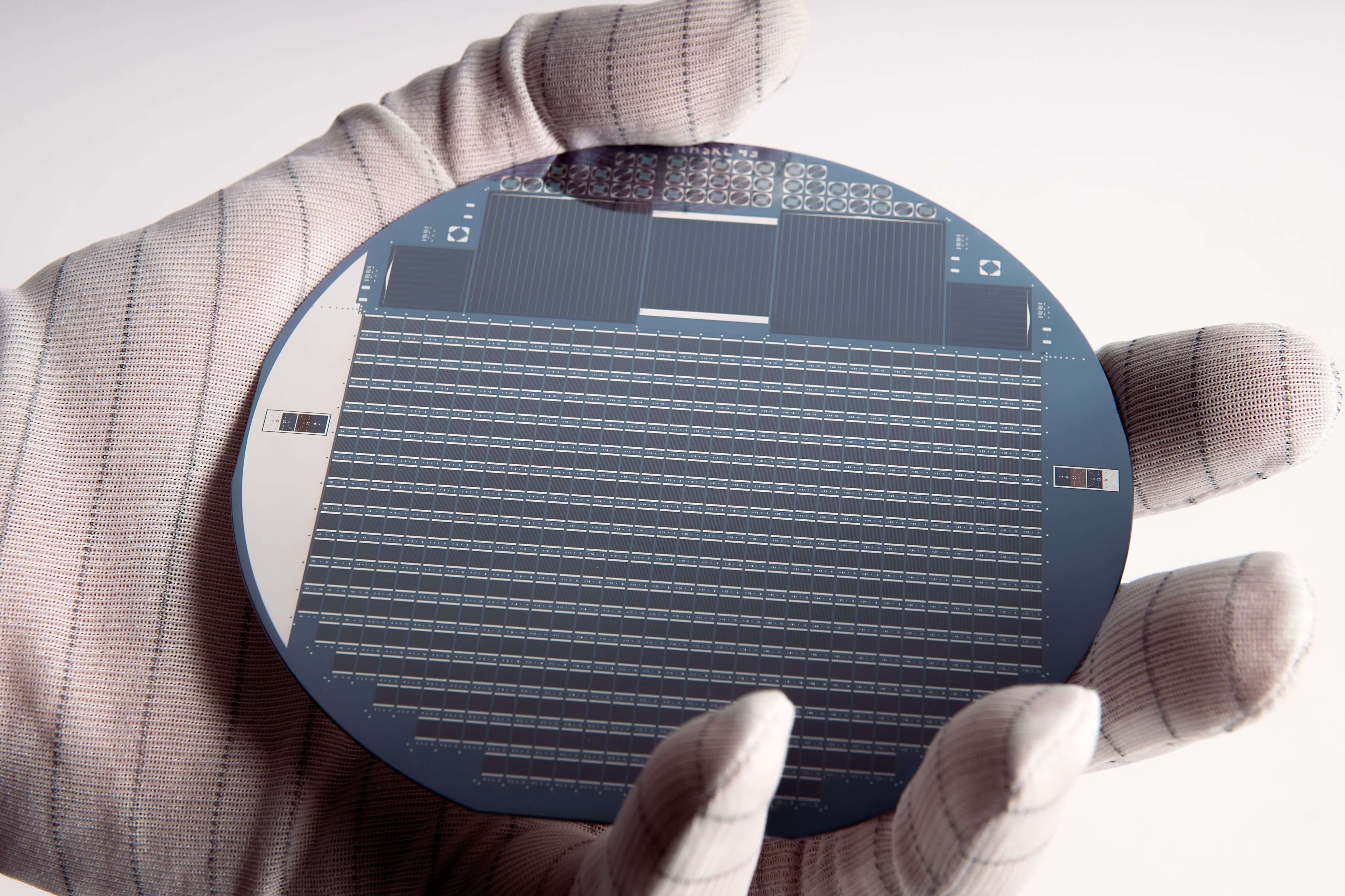 III-V Mehrfachsolarzellen für die konzentrierende Photovoltaik auf einem Wafer mit 4-Zoll Durchmesser.