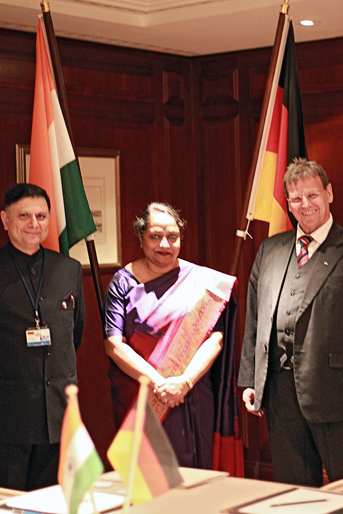 Staatssekretär Ratan P. Watal, Botschafterin Sujata Singh und Prof. Eicke Weber 