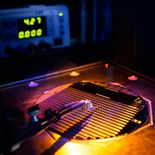 Neue Weltrekordsolarzelle auf einem 100 mm Wafer mit ungefähr 500 Konzentratorzellen.