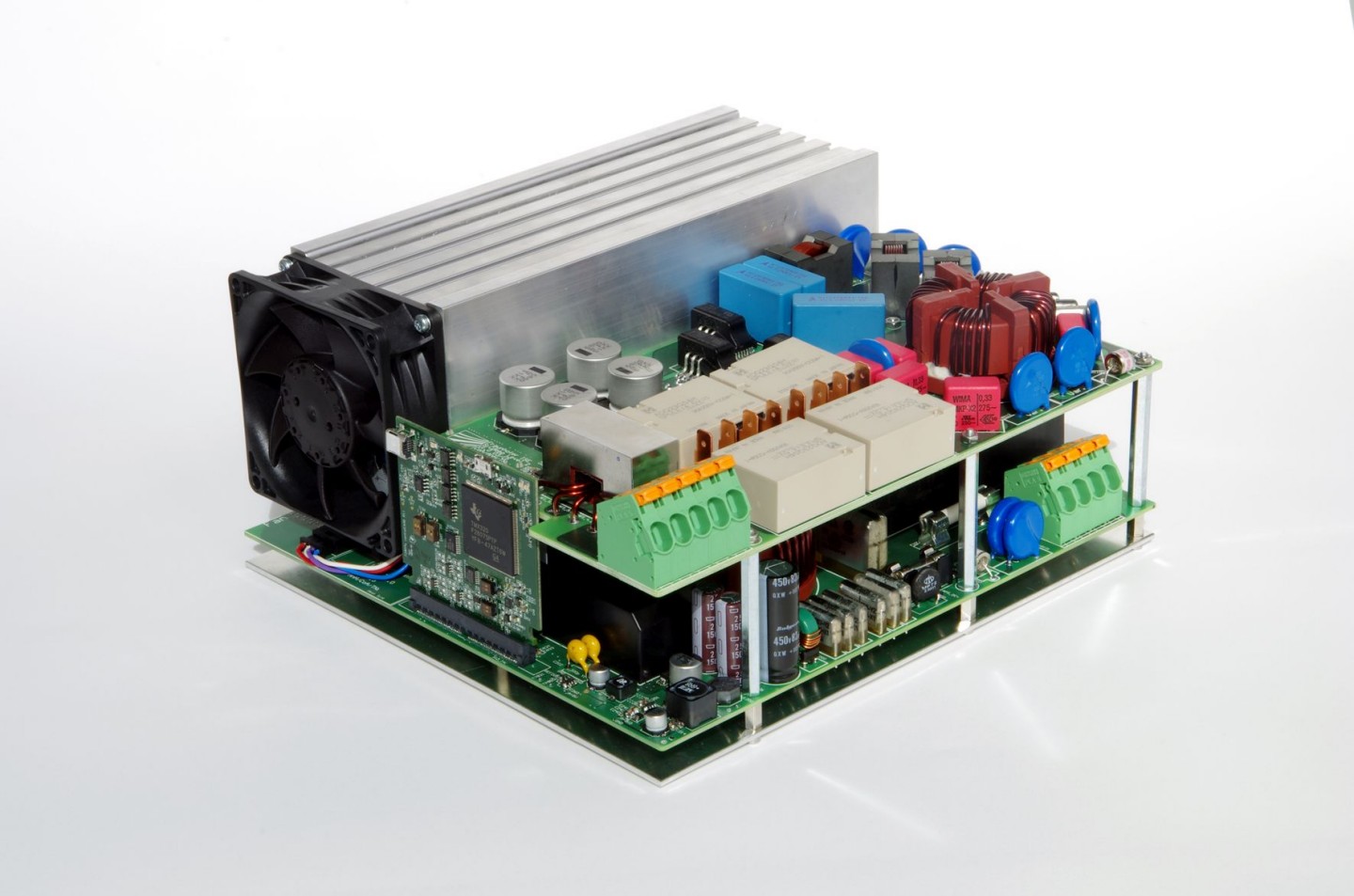 Fraunhofer ISE entwickelt dreiphasigen 10 kW USV-Wechselrichter Neue Materialien erhöhen Effizienz: Fraunhofer ISE entwickelt dreiphasigen 10 kW USV-Wechselrichter mit nur 5 Liter Volumen und 98,7 Prozent Wirkungsgrad.