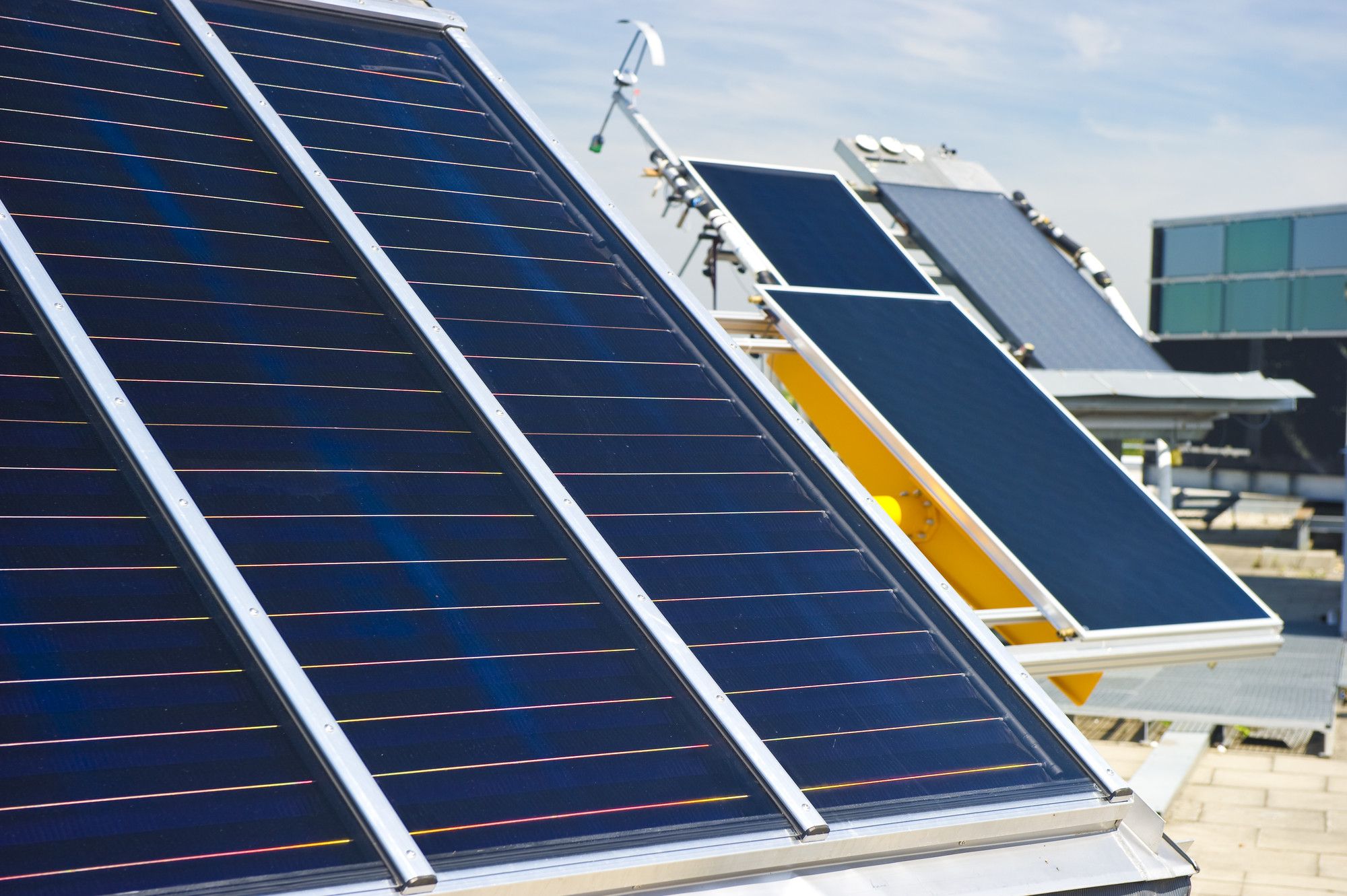 Außenteststand des TestLab Solar Thermal Systems am Fraunhofer ISE. Die Experten des Testlabors haben bereits weit über 500 Kollektoren und Anlagen vermessen und charakterisiert. 