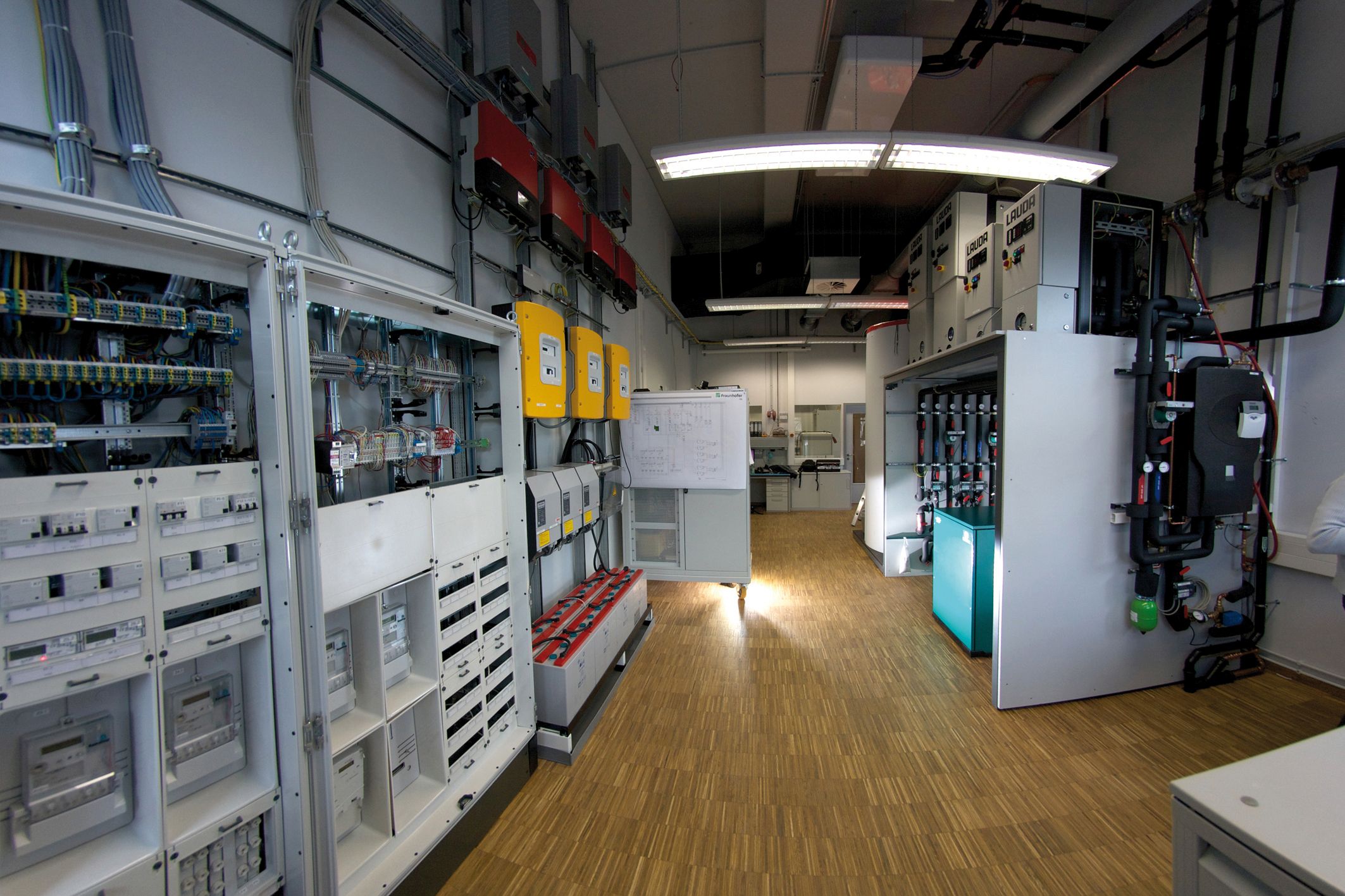 Blick ins SmartEnergyLab des Fraunhofer ISE. Die gelben Kästen beherbergen die dezentralen Agenten. 