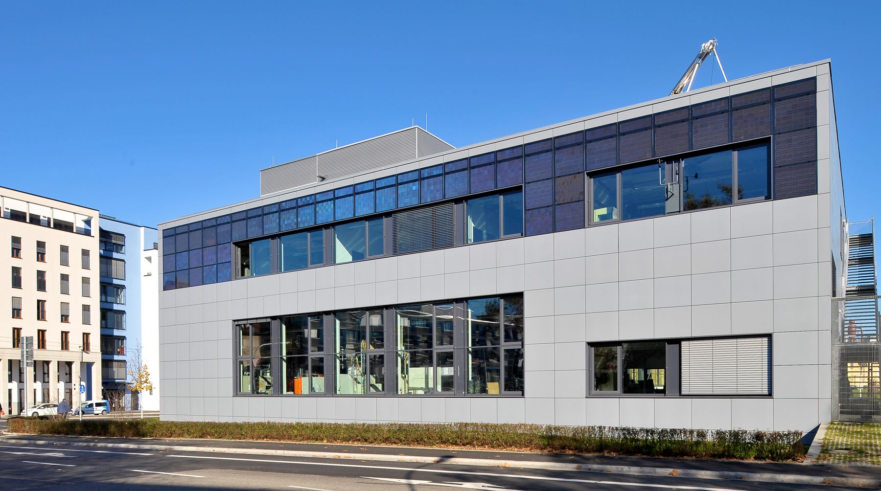 Das Fraunhofer-Institut für Solare Energiesysteme ISE hat die Außen­fassade eines seiner Laborgebäude mit 70 Photovoltaik-Modulen aus eigener Entwicklung und Pilotproduktion ausgerüstet. 