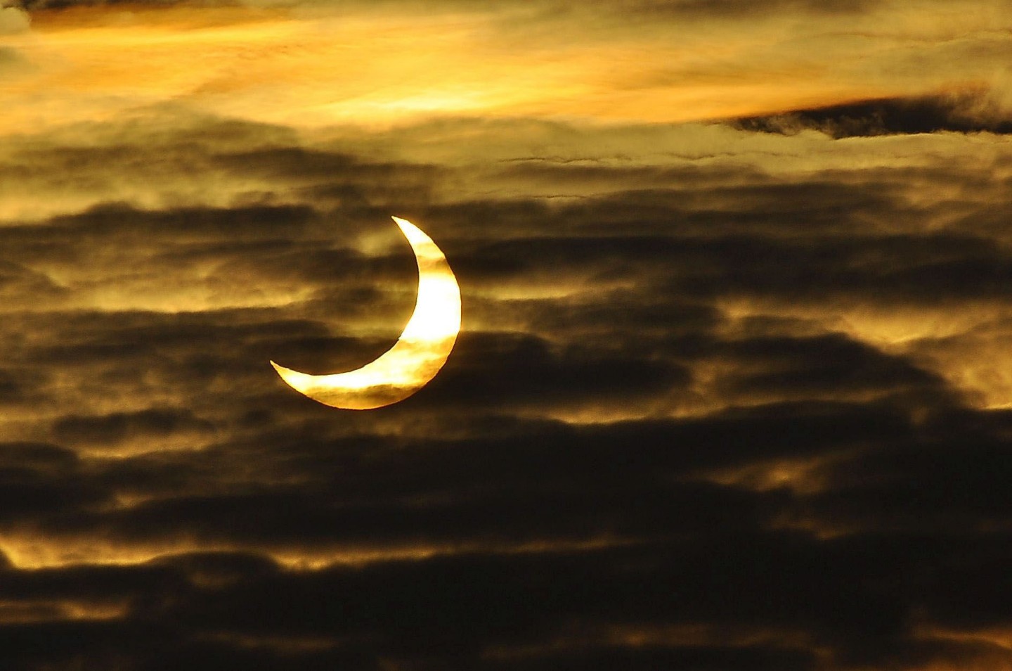Sonnenfinsternis am 20. März 2015 Sonnenfinsternis am 20. März: Geringe Auswirkungen auf die Stromversorgung sind an einem stark bewölkten Tag zu erwarten, scheint die Sonne jedoch ungetrübt, wirkt sich der Mondschatten am Vormittag deutlich stärker auf die bundesweite PV-Leistung aus.