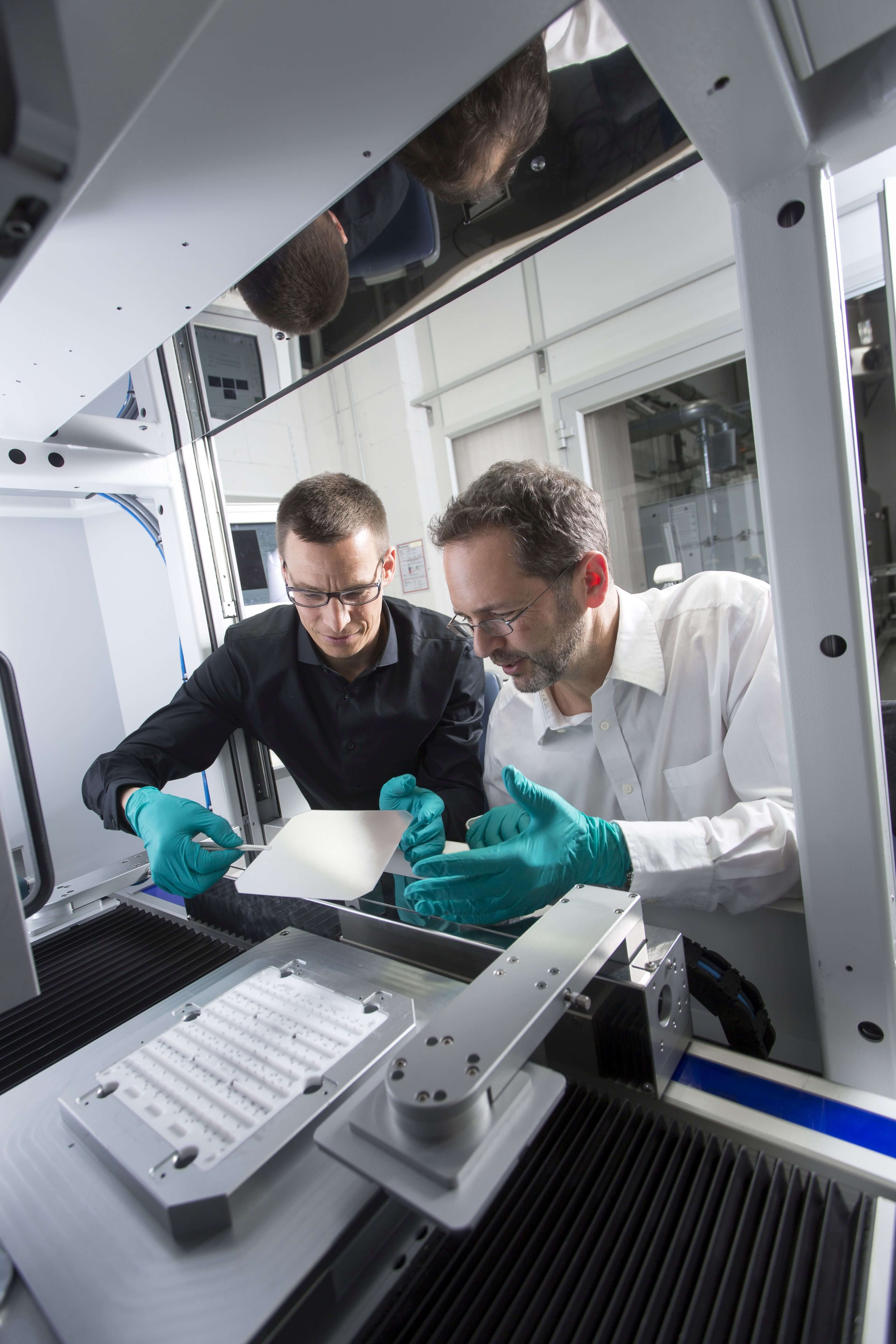 Joseph-von-Fraunhofer Preis 2016 Um hocheffiziente PERC-Solarzellen in Serie herzustellen, entwickelten Dr. Jan Nekarda und Dr.-Ing.Ralf Preu (v.l.n.r.) den Laser Fired Contact-Prozess.