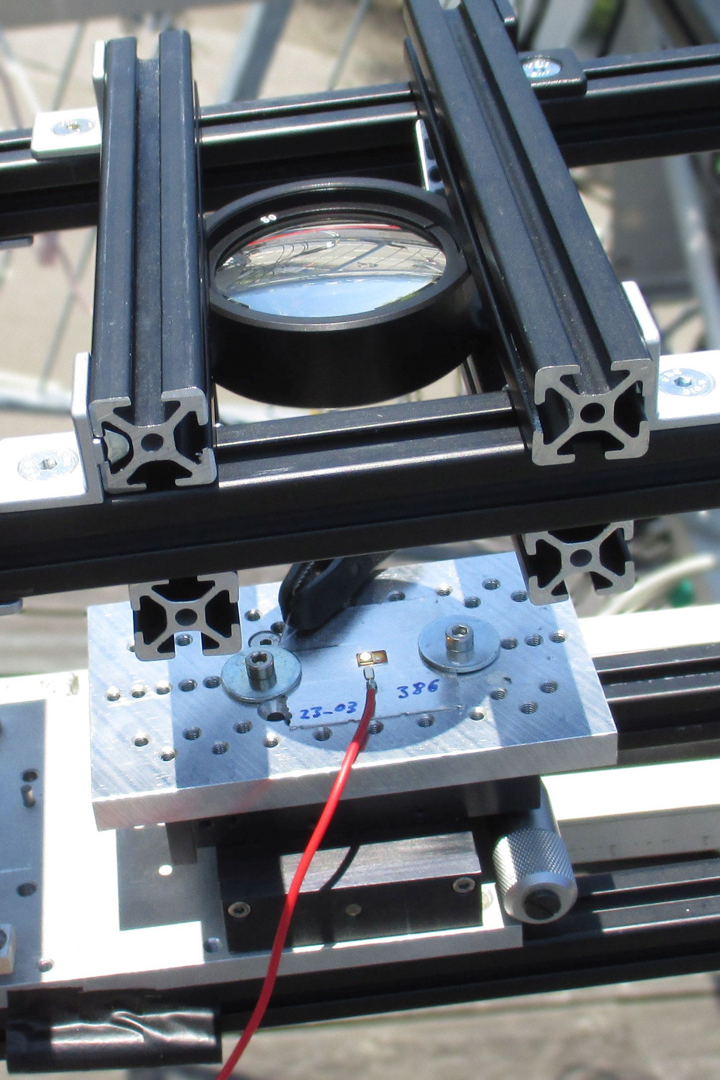 Weltrekord für Konzentrator-Photovoltaik: Mini-Modul auf der Basis von Vierfachsolarzellen erzielt 43,4 Prozent Wirkungsgrad. 