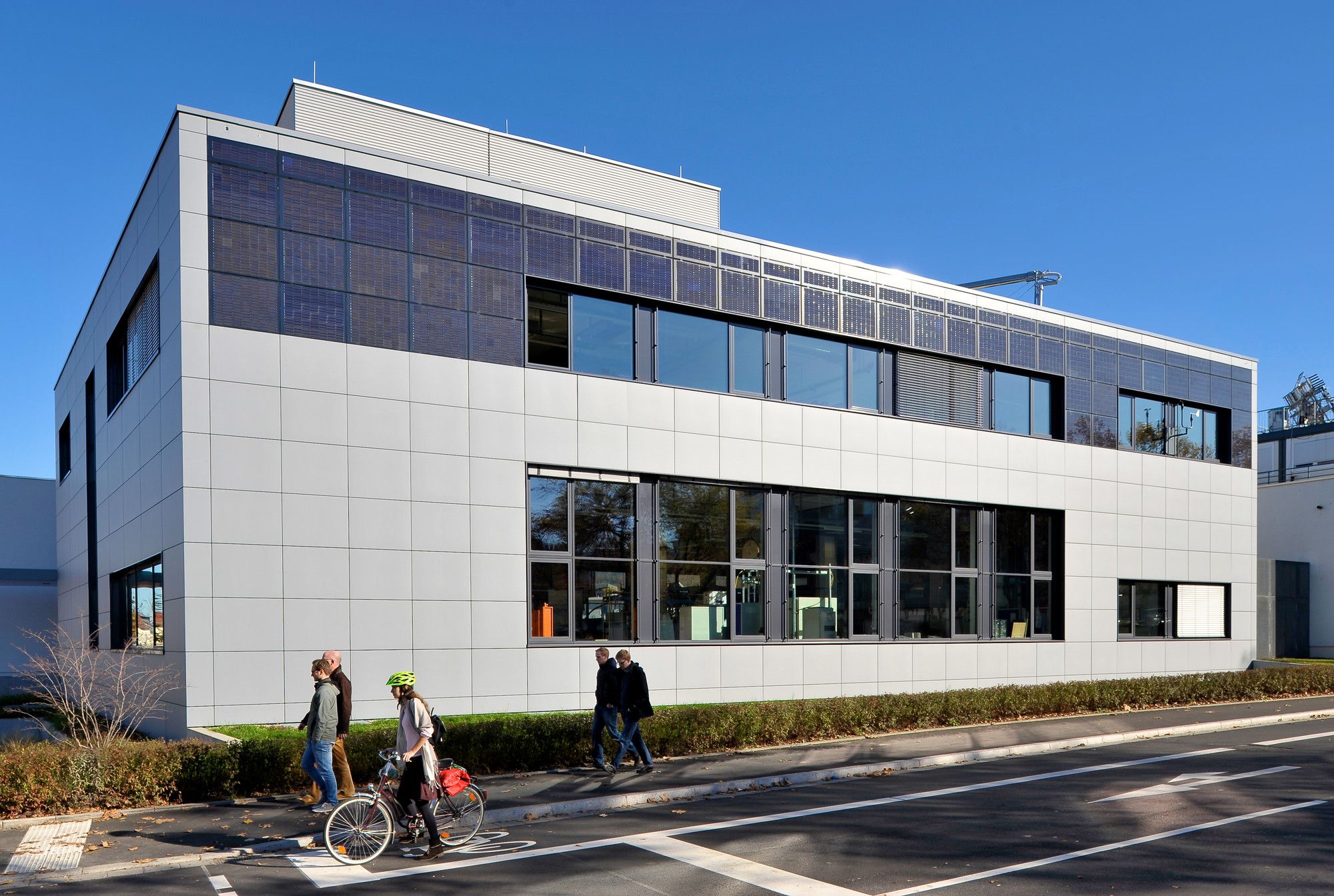 Laborgebäude des Fraunhofer ISE Dieses Laborgebäude des Fraunhofer ISE mit Kaltwasserspeicher dient als Demonstrator für einen netzdienlichen Betrieb.