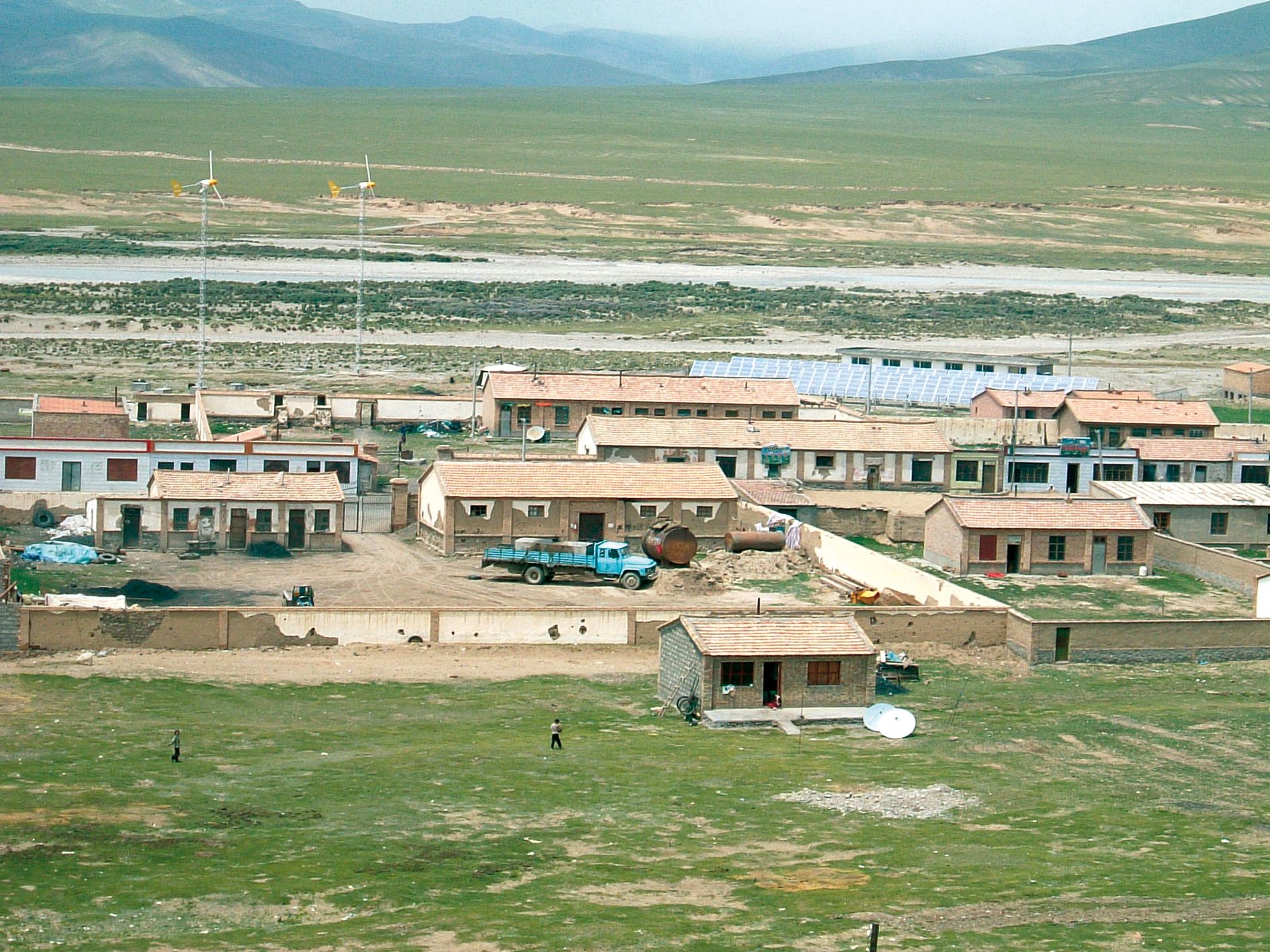 PV-Wind-Hybridanlage in einem chinesischen Dorf. 