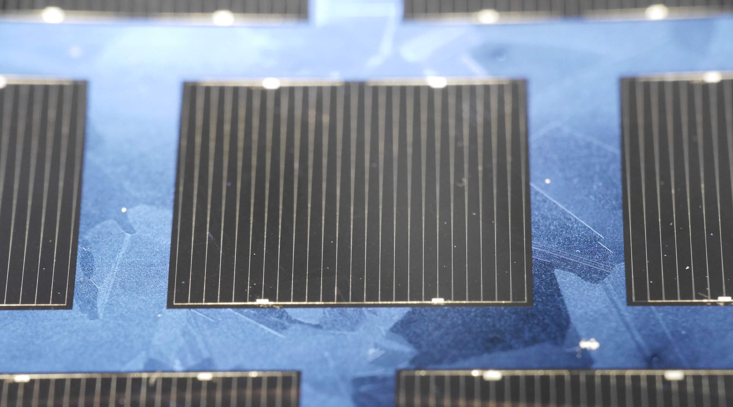 Multikristalline Weltrekordsolarzelle aus n-Typ HPM Siliciummaterial Multikristalline Weltrekordsolarzelle aus n-Typ HPM Siliciummaterial