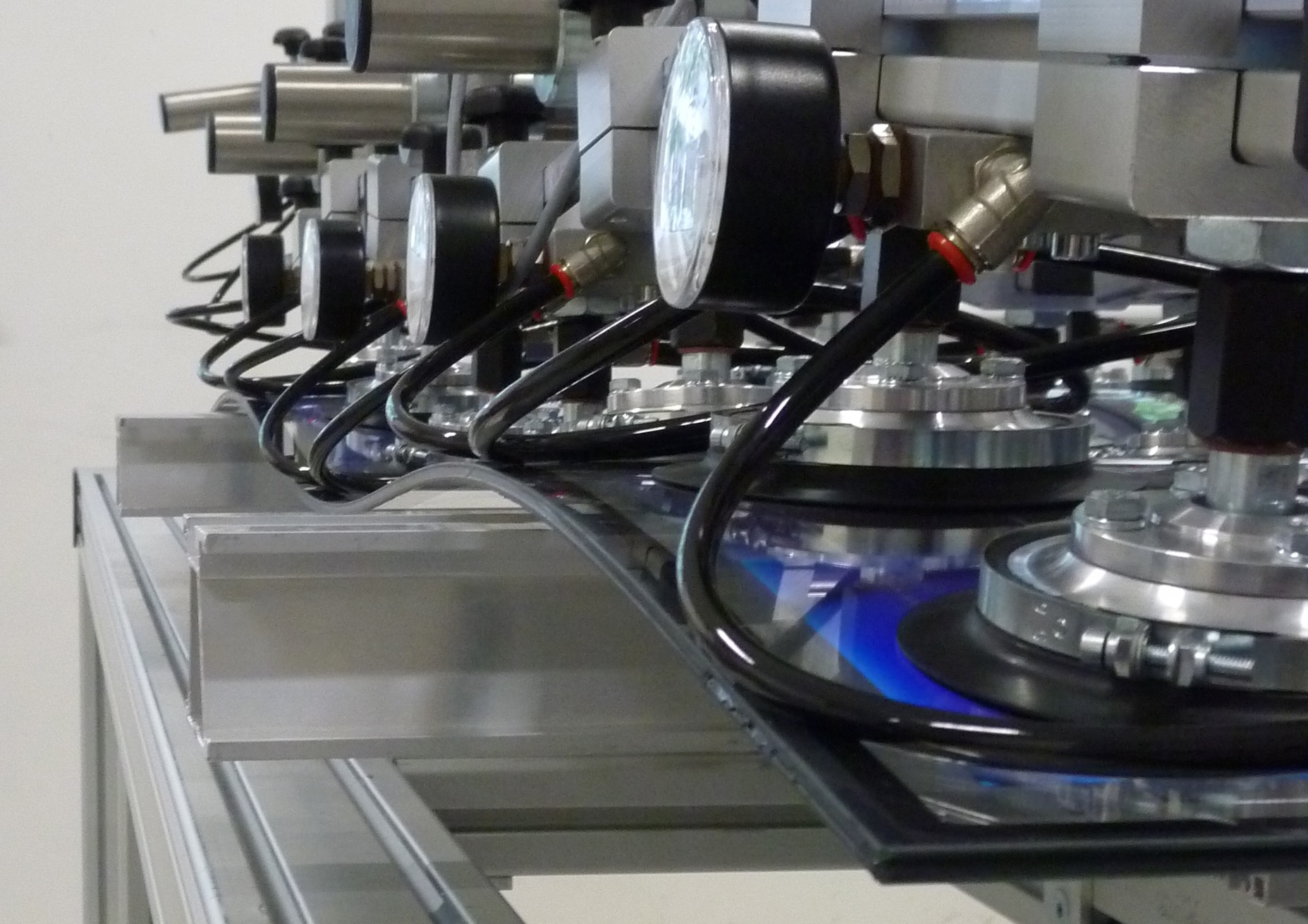 TPedge-Modul mit 2 mm-Dünnglas während der Flächenlastprüfung TPedge-Modul mit 2 mm-Dünnglas während der Flächenlastprüfung