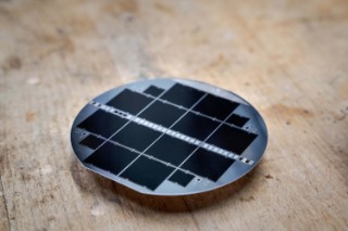 Mehrere III-V Tandemsolarzellen auf einem Silicium Substrat mit 10 cm Durchmesser