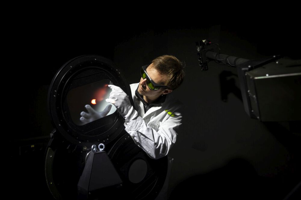 Montage einer Glasprobe an einem Photogoniometer für winkelabhängige optische Messungen.
