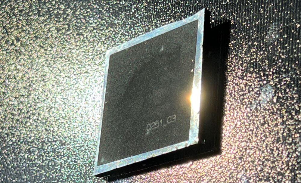 Strukturierte Glasprobe mit Entblendungstechnologie auf einem PV-Modul.