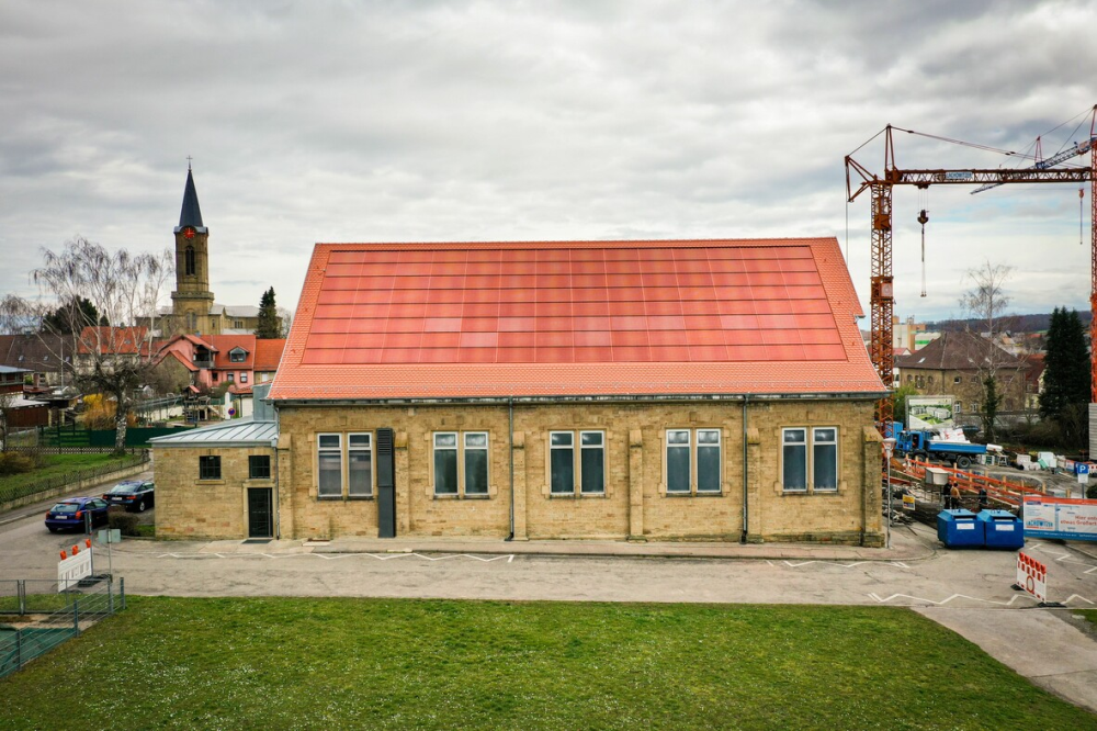 Bauwerkintegrierte-Photovoltaikanlage im Dach einer historischen, aber nicht denkmalgeschützten Turnhalle in Eppingen. Ziel war eine farblich und baulich harmonische Integration in das Ziegeldach durch Nutzung von MorphoColor® -Technologie.