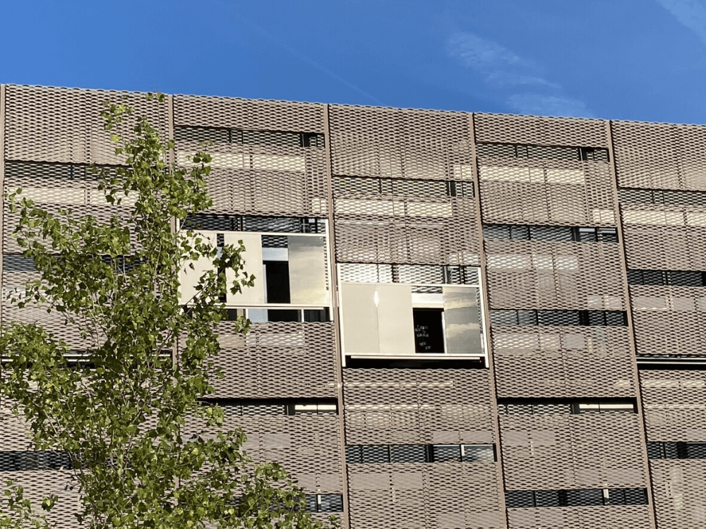 Pilotinstallation von BIPV in Manresa (Spanien). Die PV-Module sind mit MorphoColor©-Farbbeschichtung und Schindelzellentechnologie ausgestattet.