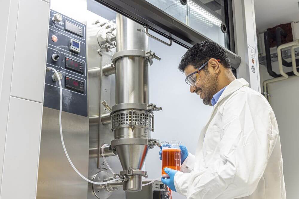 Sprühtrocknung einer Dispersion zur Herstellung eines pulverförmigen Zwischenprodukts für die Synthese von Batterieaktivmaterialien.