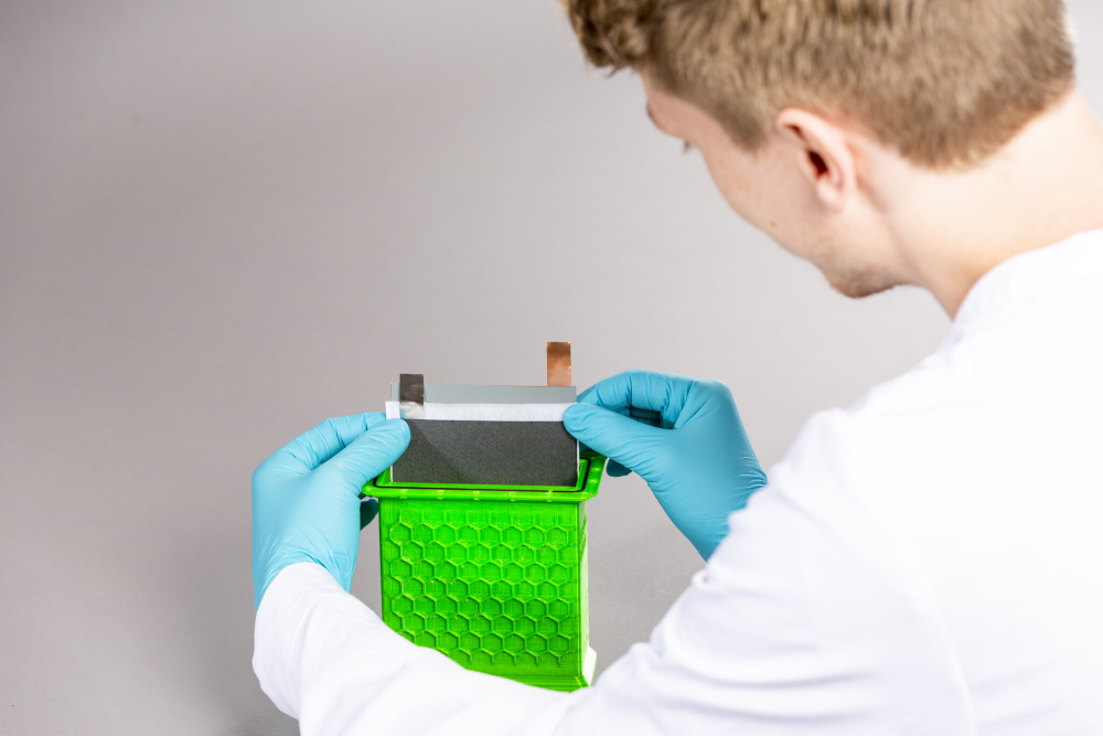 Battery module prototype based on 3D-printed housing for zinc-ion battery technology.