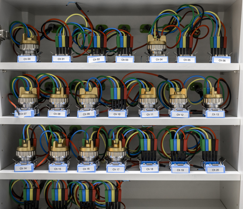 Fraunhofer ISE has extensive equipment for the electrochemical characterization of various battery cell formats with battery testers and post-mortem analyses.
