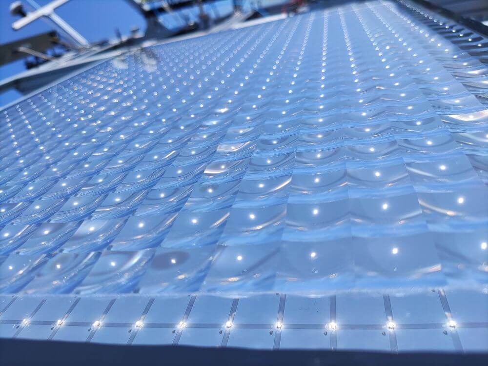 III&#8209V-Mehrfachsolarzellen in einem Konzentrator-PV-Modul.