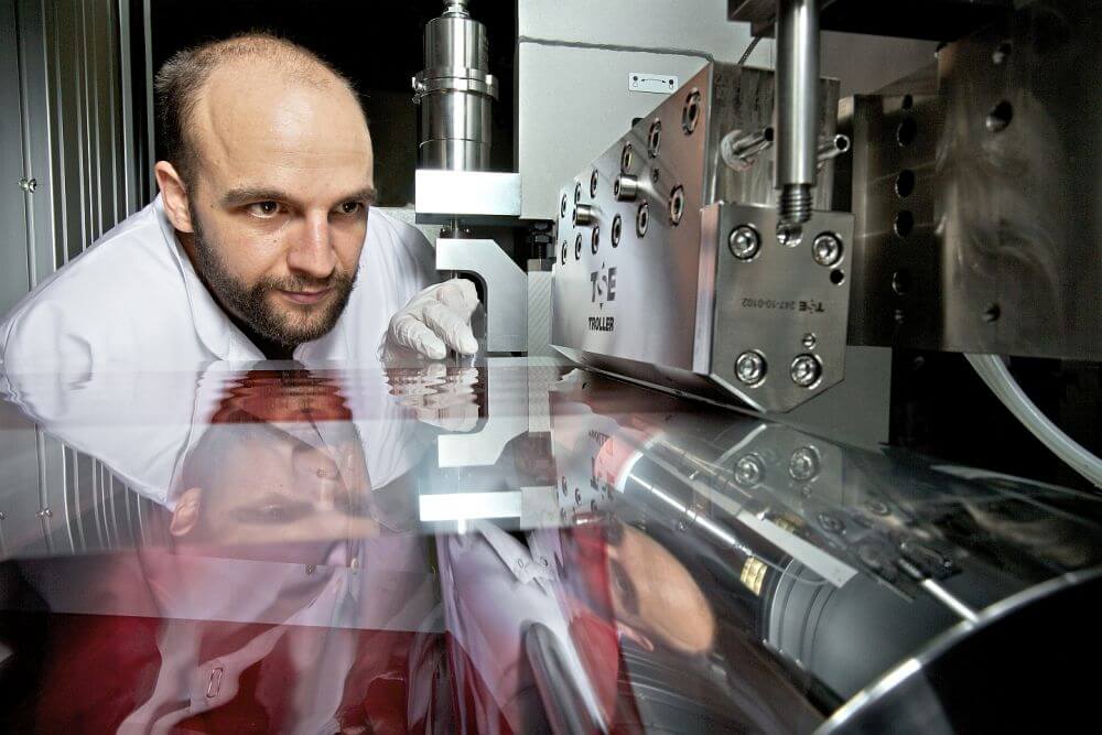 Mit der Rolle-zu-Rolle Beschichtungsanlage können OPV-Module teilinert oder an Luft hergestellt werden. 