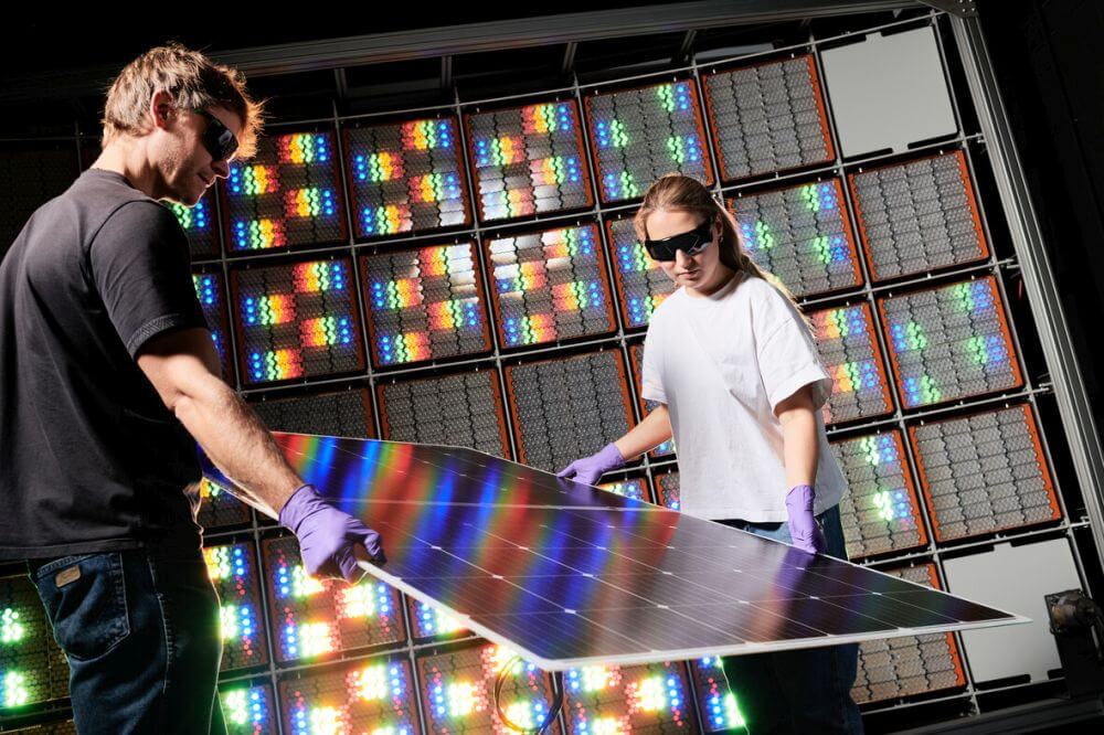 Der LED-basierte Sonnensimulator im CalLab PV Modules ist ein Meilenstein hin zu einem standardisierten Kalibrierverfahren für Pero-Si-Tandemmodule.