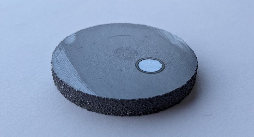 Siliziumprobe mit Sputter-Krater nach Messung im GDMS.