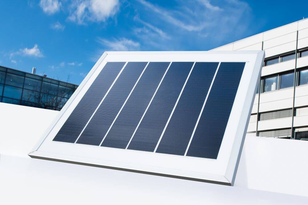 Leichtbau Photovoltaikmodul als selbsttragendes Modul für Kofferaufbauten von LKWs.