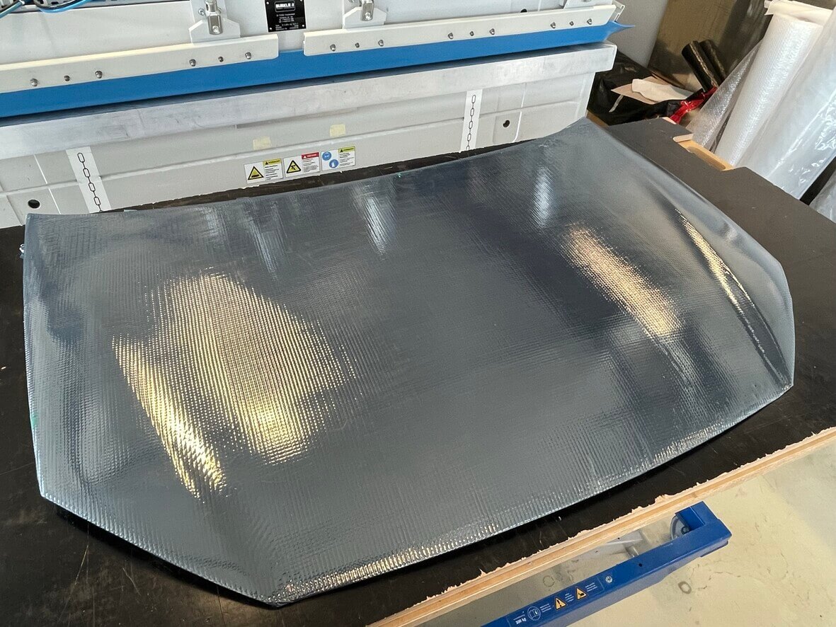 Solare Motorhaube mit einer Folien-Oberfläche und einer Metallrückseite.
