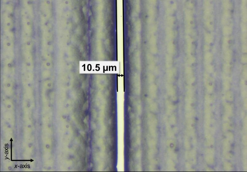 Aufsicht auf eine mittels Inkjet gedruckte Galvanikbarriere (Maskierung) mit einer Strukturbreite der Öffnung von 10.5 µm nach der Mask&Plate-Technologie. Neben der Anwendung Galvanikbarriere können die Inkjet-gedruckten Strukturen auch als Ätzbarriere eingesetzt werden.