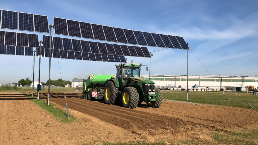 Agrivoltaics prototype of Krinner Carport GmbH in the »HyPErFarm« project.
