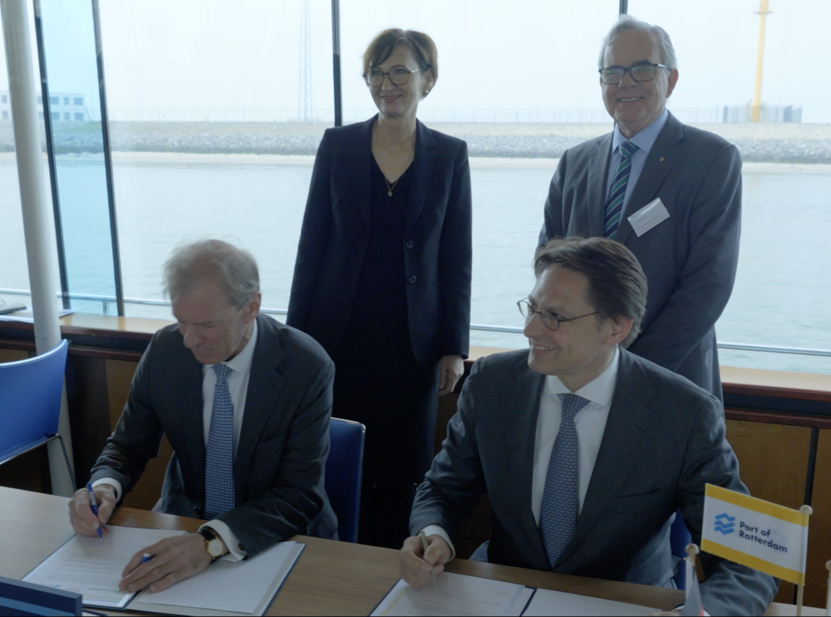 Christopher Hebling (ISE) und Allard Castelein, (Hafenbetrieb Rotterdam) unterzeichnen LOI