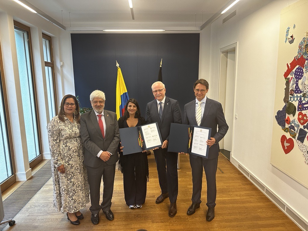 Yadir Salazar Mejía, Germán Umaña Mendoza, Irene Vélez Torres, Alexander Kurz and Christopher Hebling after signing the MOU.