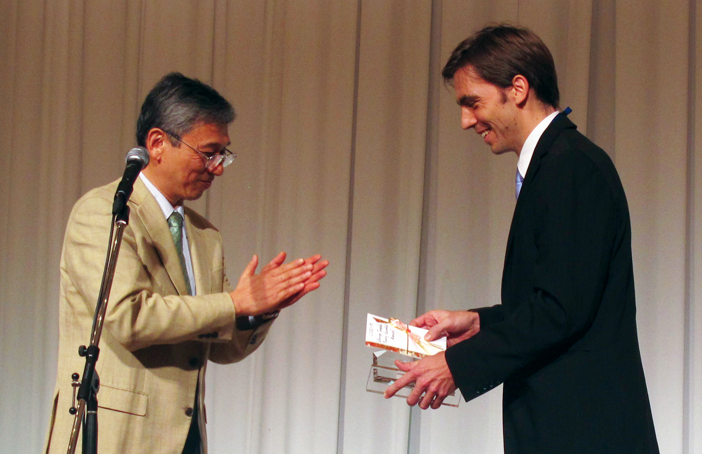 Dr. Martin Schubert of Fraunhofer ISE receives the Ulrich Gösele Young Scientist Award 2013 from the Prof. Koichi Kakimoto at the International Conference of Crystalline Silicon for Solar Cells (CSSC-7) in Fukuoka, Japan.