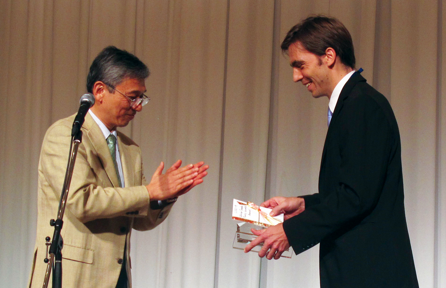 Martin Schubert receives the Ulrich Gösele Young Scientist Award 2013 Dr. Martin Schubert of Fraunhofer ISE receives the Ulrich Gösele Young Scientist Award 2013 from the Prof. Koichi Kakimoto at the International Conference of Crystalline Silicon for Solar Cells (CSSC-7) in Fukuoka, Japan.