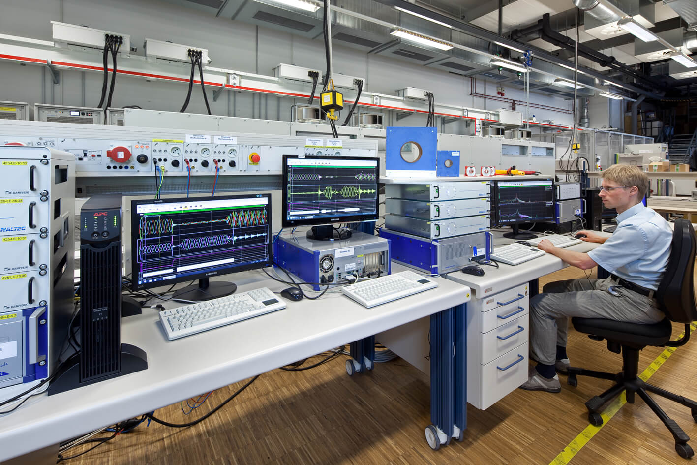 High-resolution measurement system for analyzing the power of solar parks in detail. The system enables synchronous data acquisition of the currents and voltages of several solar inverters which are locally distributed. 