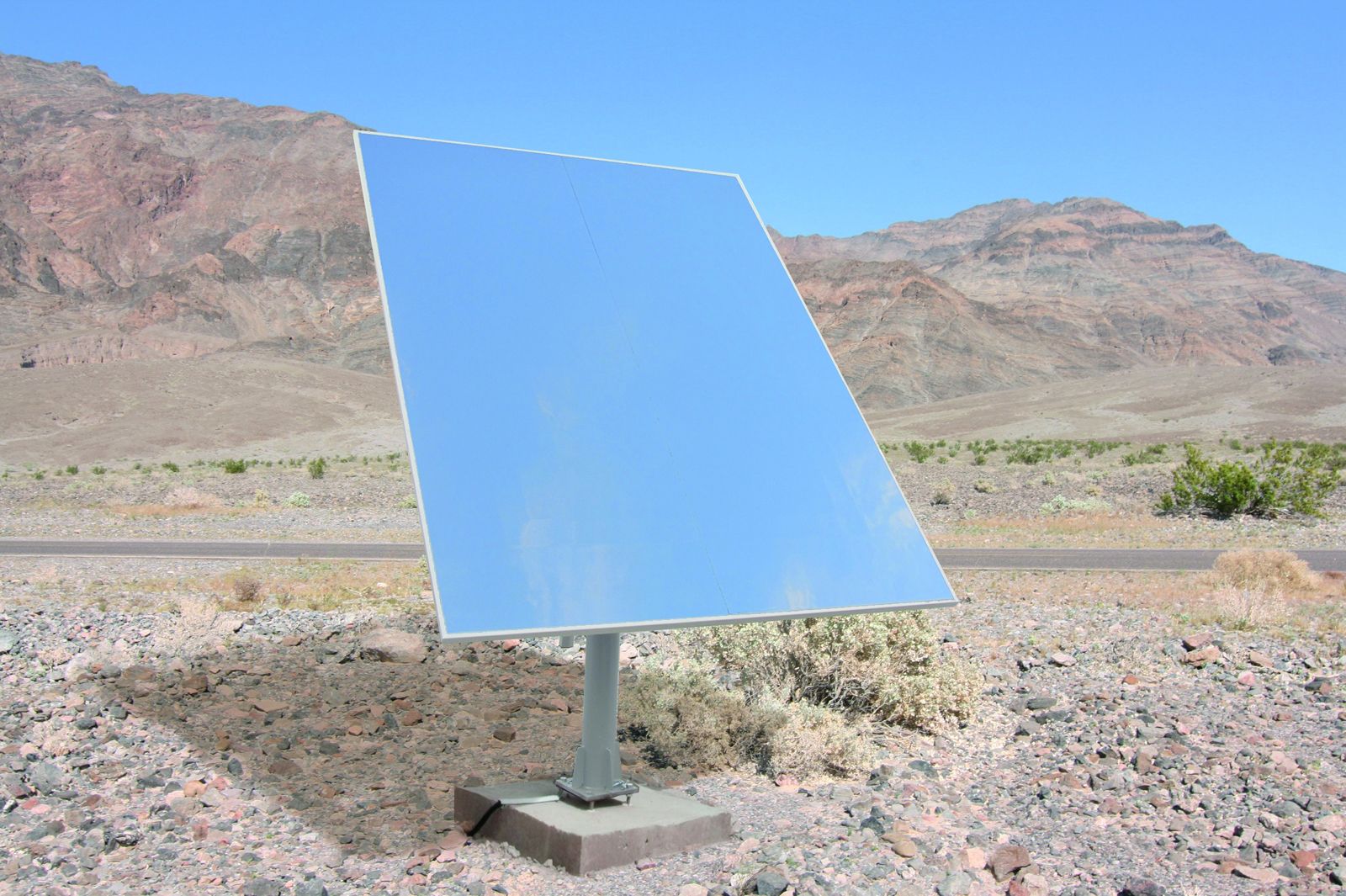 Heliostat prototype of partner company Solar Tower Technologies AG that allows for a very compact heliostat field design due to its proprietary mechanics and tracking. 