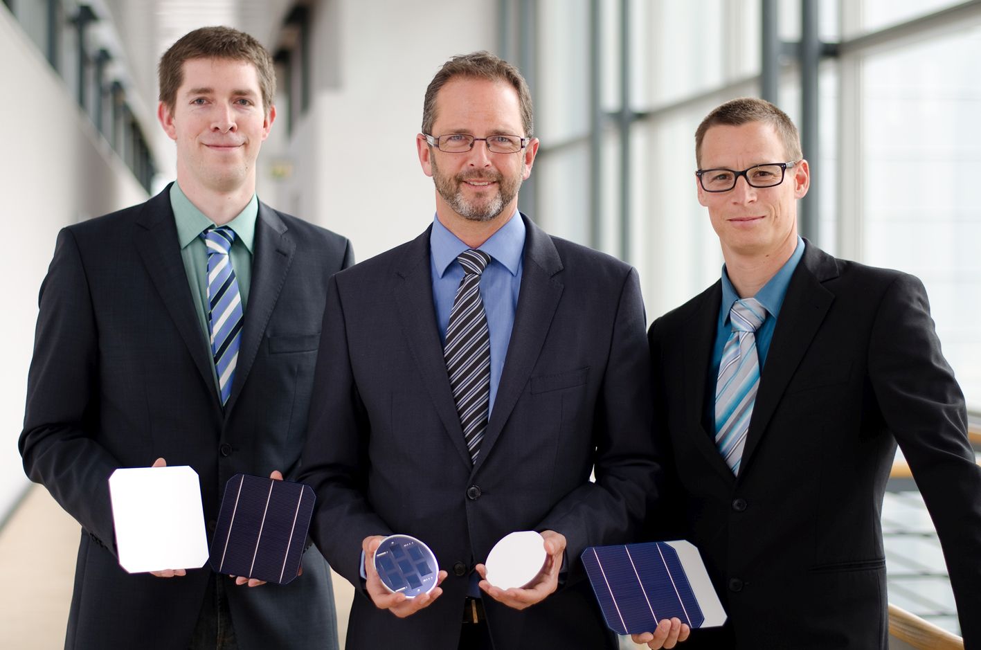 The first place prize winners showing silicon solar cells with laser-contacted aluminum rear sides manufactured using different procedures. (l.t.r.) Martin Graf holds a cell with foil metallization, Dr. Ralf Preu presents the first-generation LFC with vapor deposited aluminum, Dr. Jan Nekarda presents a solar cell with a screen-printed aluminum rear side manufactured at the industrial level.