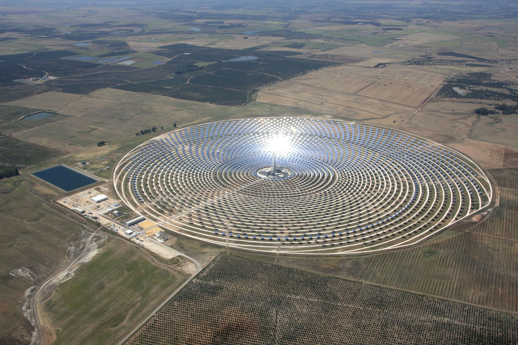 In the “Super Grid” project, Fraunhofer ISE is working on the optimization and integration of thermal storage systems in order to increase the flexibility and efficiency of solar thermal power plants. (The photo shows the Gemasolar solar thermal plant, owned by Torresol Energy, in Spain.) 